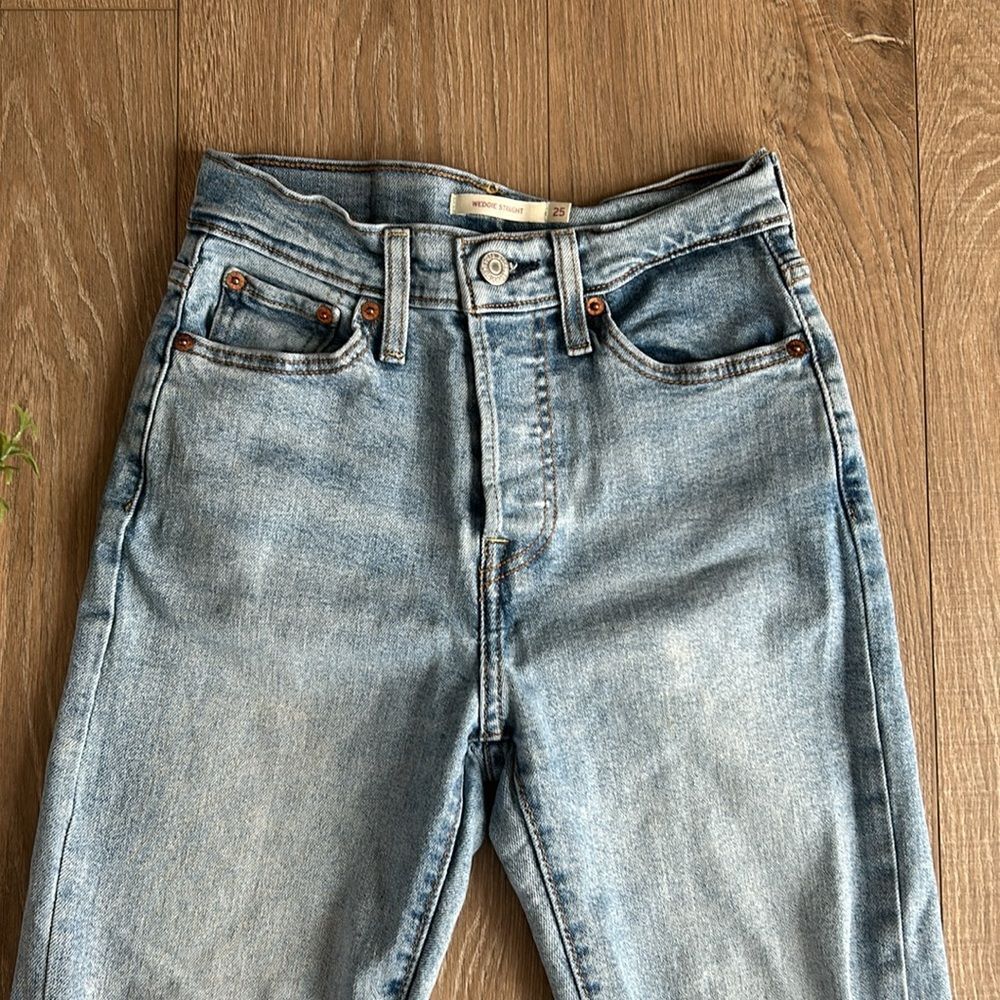 LEVIS WEDGIE STRAIGHT DISTRESSED KNEES HIGH RISE SIZE 25 - Picture 4 of 8